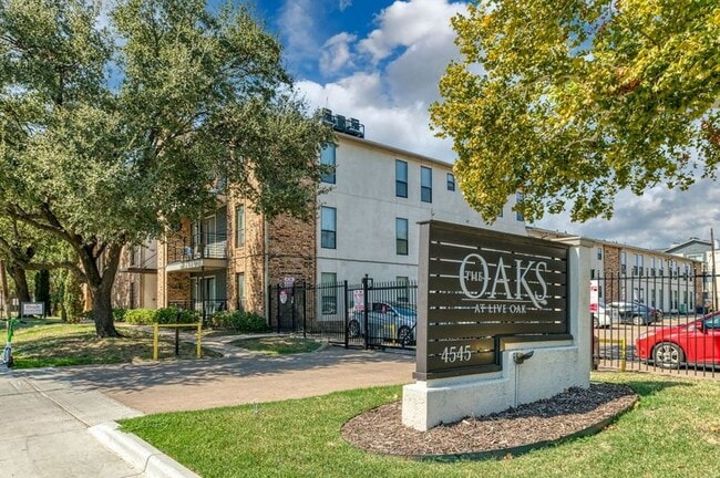 Vista de la calle Live Oak - The Oaks Apartamentos