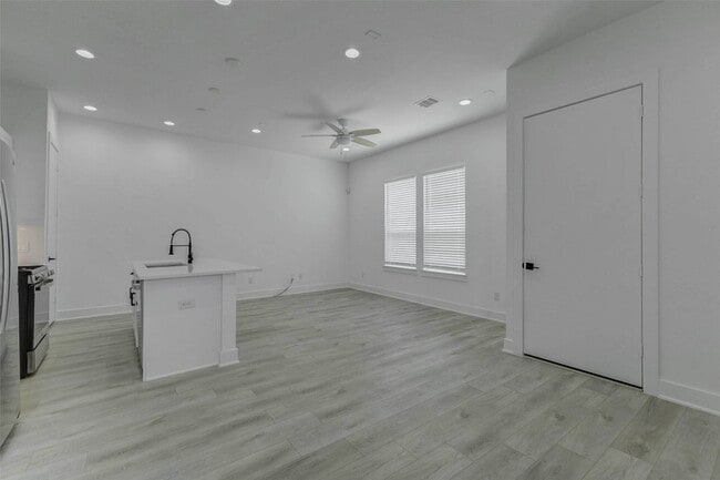 Photo - 5705 Elysian St
