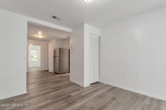 Photo - 859 W 28th St