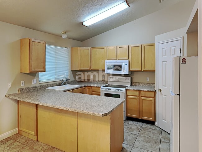 Photo - 308 S 1050 E
