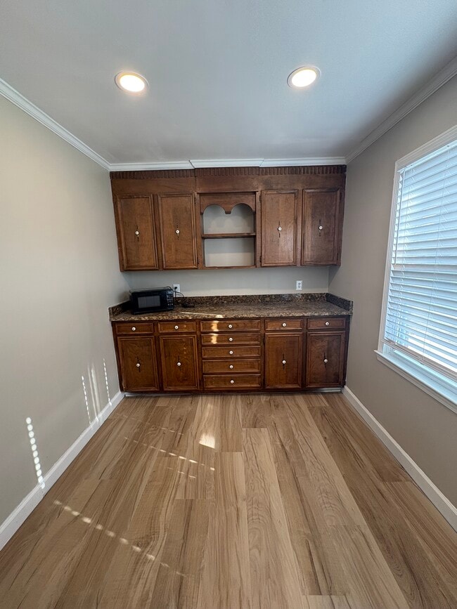 Despensa con acceso directo - 304 S Almond Dr