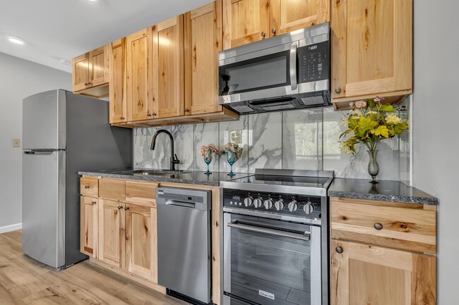 Full kitchen with pantry - 1408 Container Way Townhome