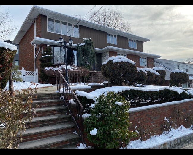 Building Photo - 208 6th St Unit 2nd floor