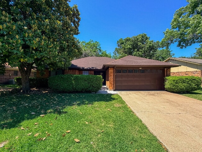 Building Photo - 3 Bedroom, 2 Bath Home in Burleson - Great Location!