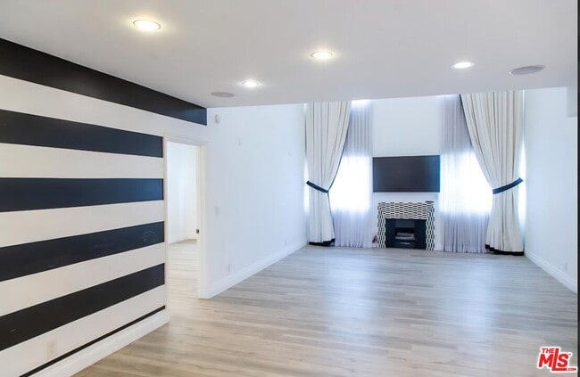 Photo - 1227 Granville Ave Unit PH2