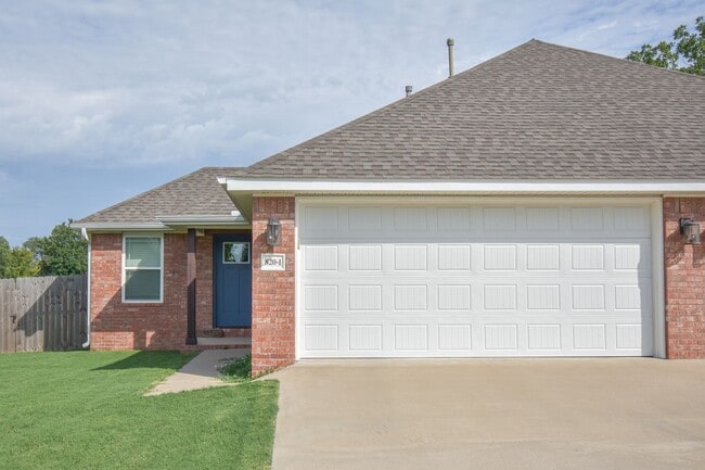 Building Photo - 820 Hindman Dr
