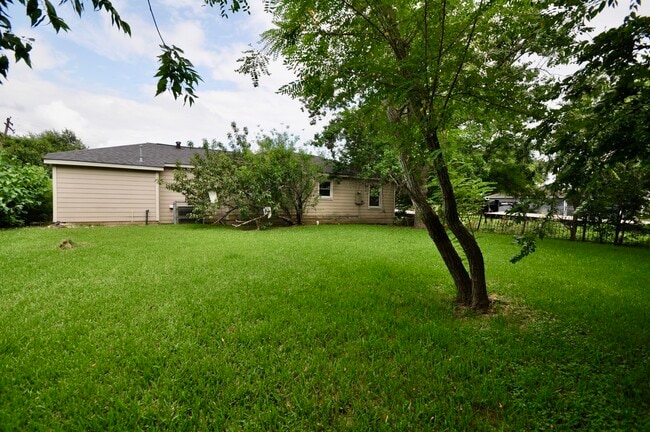 Photo - 7622 Darnay Dr