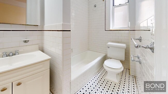 Building Photo - 117 W 13th St Unit 25