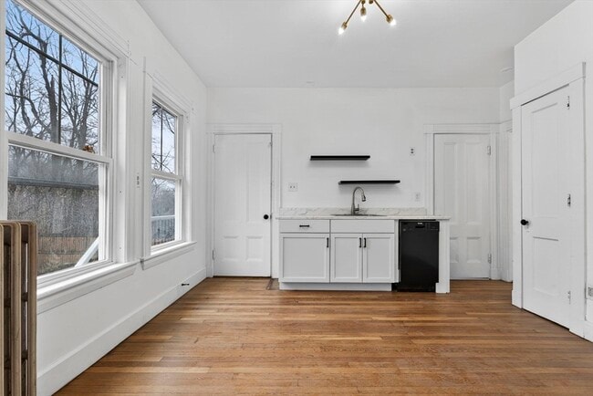 Photo - 168 Elliot St