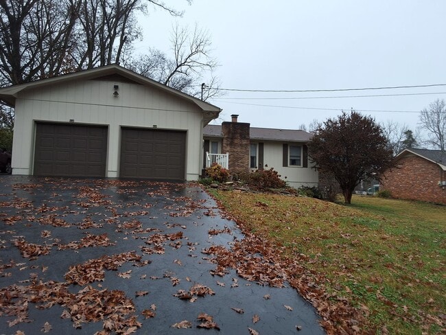 Building Photo - Lenoir City 37772- 3 bedroom, 2 bath home with a 2-car garage - Contact Sharon Arnwine (865) 313-...