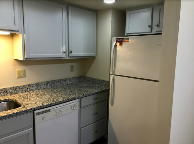 Photo - 2665 Bellevue Ave