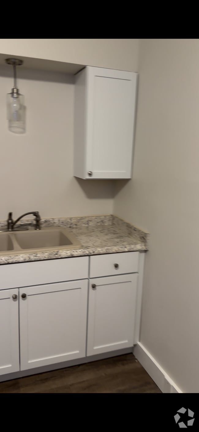 Building Photo - 108 W Front St Unit Apt D