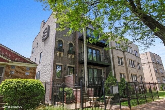 Building Photo - 6318 N Albany Ave Unit 3