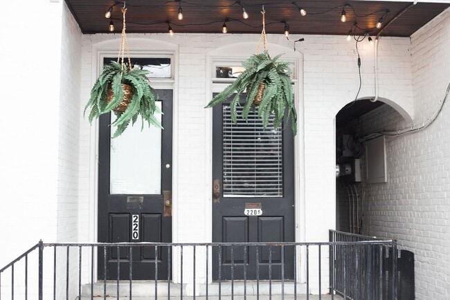 Building Photo - 220 W Chestnut St Unit Apt 2