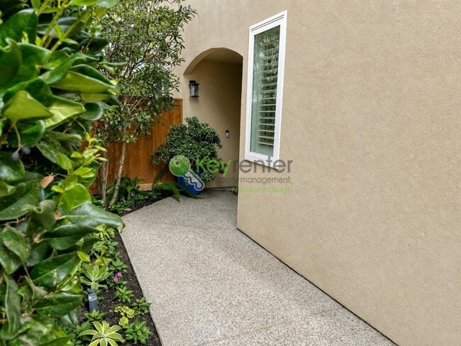 Photo - 302 E 16th St