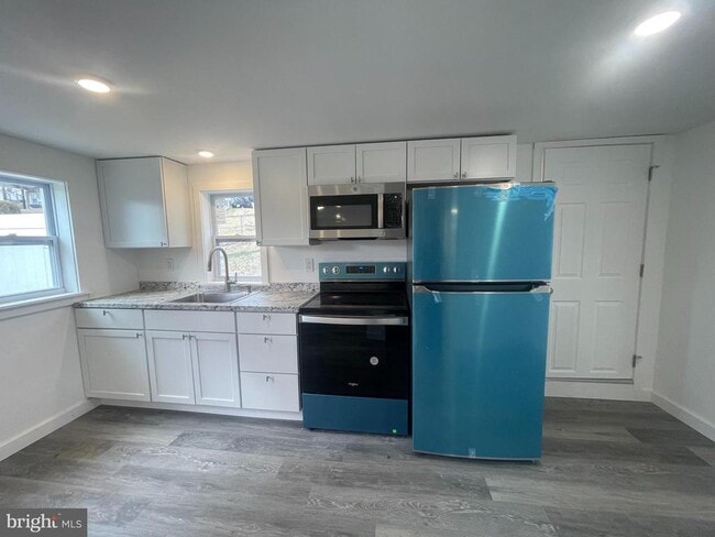 Photo - 25 W 33rd St