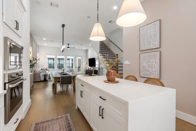 Photo - 857 Fisher St