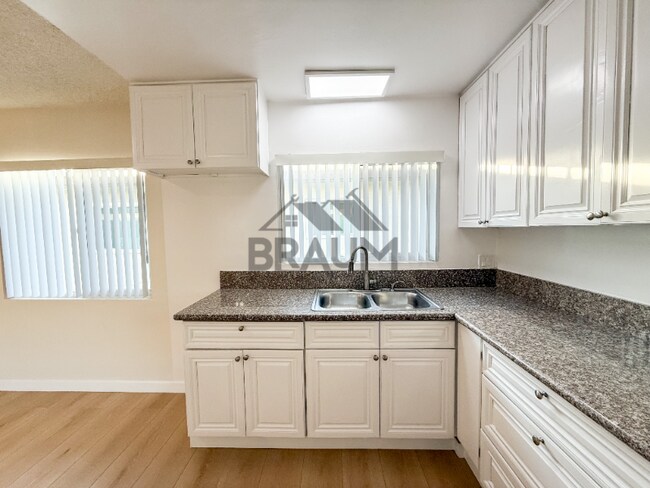 13115 Oxnard St Unit 13