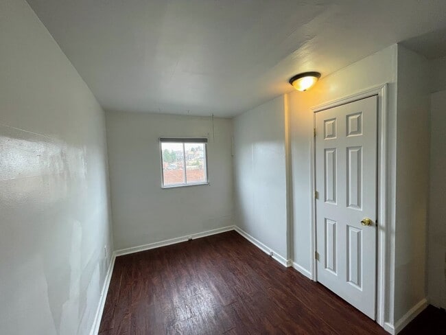 Photo - 2 bed 1 bath - Greenfield, nice location, laundry included