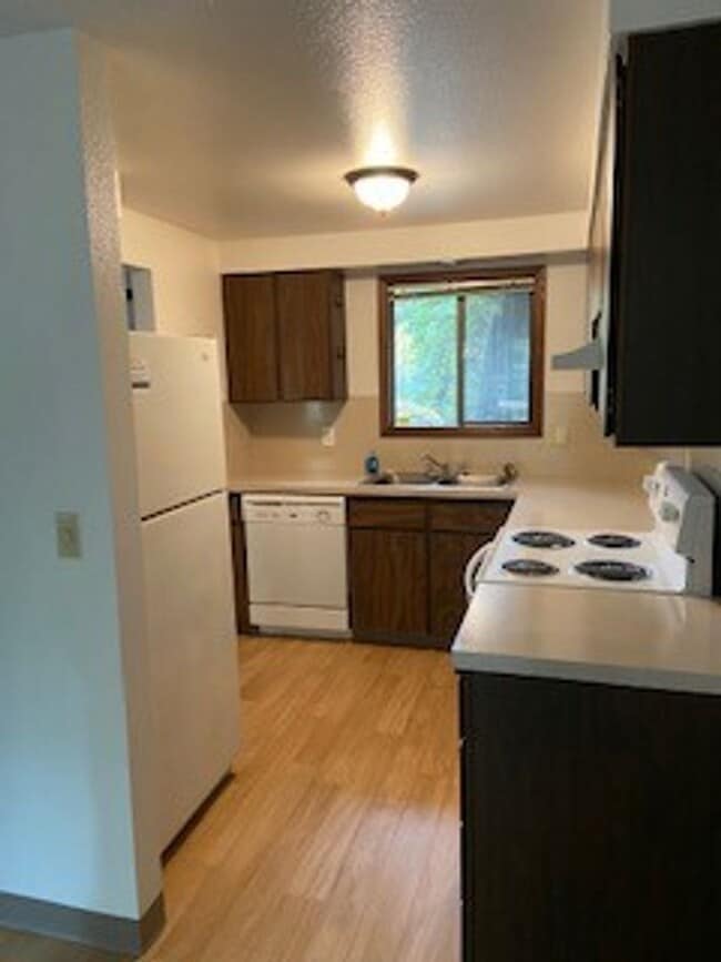 Photo - Spacious One Bedroom, One Bathroom Unit 3932