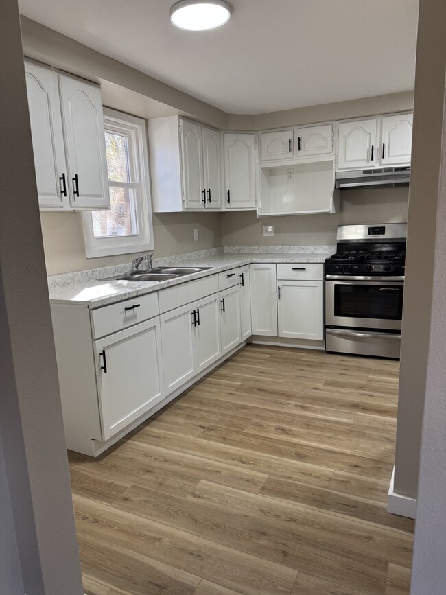 Photo - 724 Napoleon St