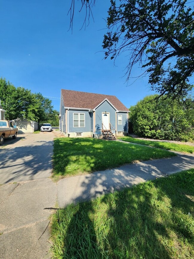 Building Photo - Charming Old-School 4-bedroom Home for Rent!