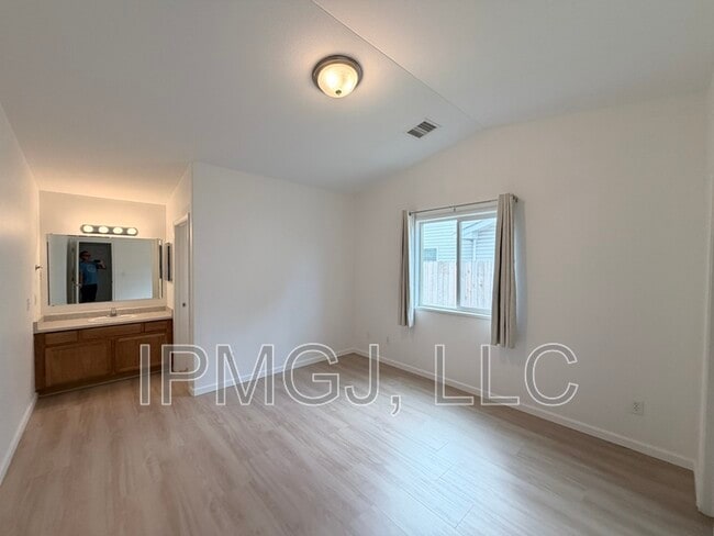 Photo - 484 Ridge Ln