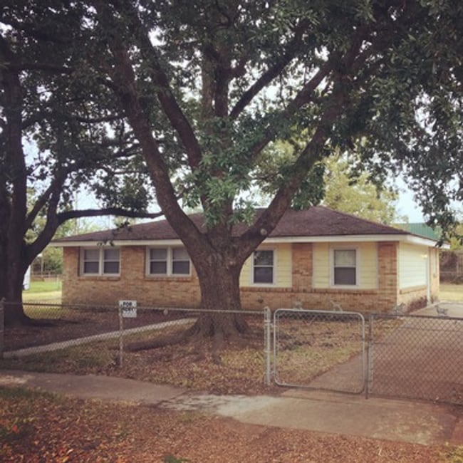 Building Photo - BEAUTIFUL 3/1 HOME ON HUGE DOUBLE LOT