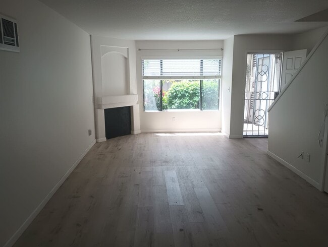 Building Photo - 2BR/1.5BA Condo in the heart of Oceanside