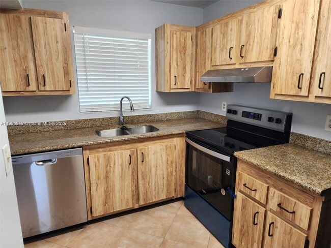 Building Photo - 6061 Shaker Wood Cir Unit 208