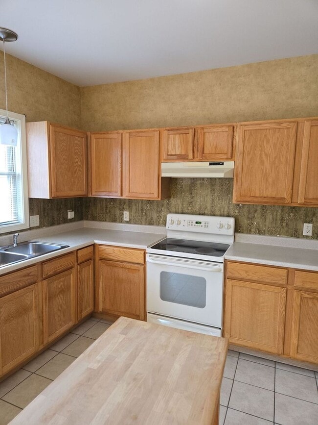 Photo - CONTRACT PENDING!! 3 Bed / 2.5 Bath Townhouse with 2-Car Garage