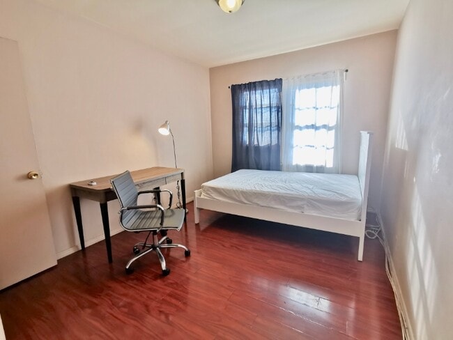Building Photo - 2020 Cloverfield Blvd Rental