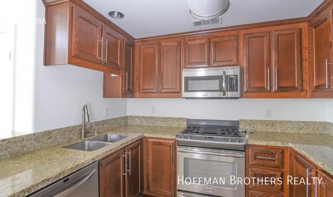 Building Photo - 11925 Kling St Unit 303