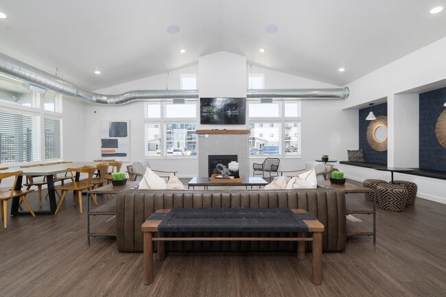 Building Photo - Lux North