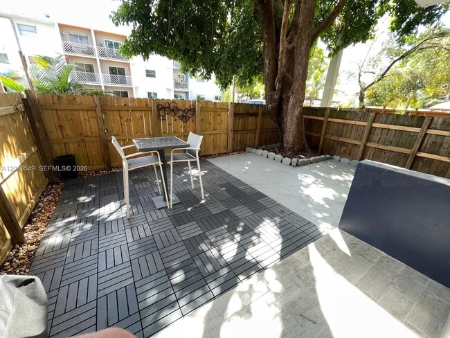 Building Photo - 4301 NW S Tamiami Canal Dr Unit 3-111