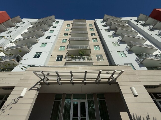 Building Photo - 2 Bed / 2 Bath Unit 1-405