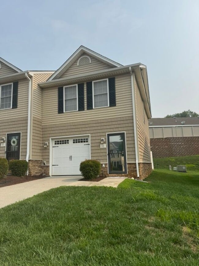 Building Photo - 33 Catherine Ct