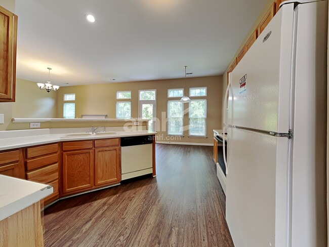 Photo - 127 Bathurst Ln