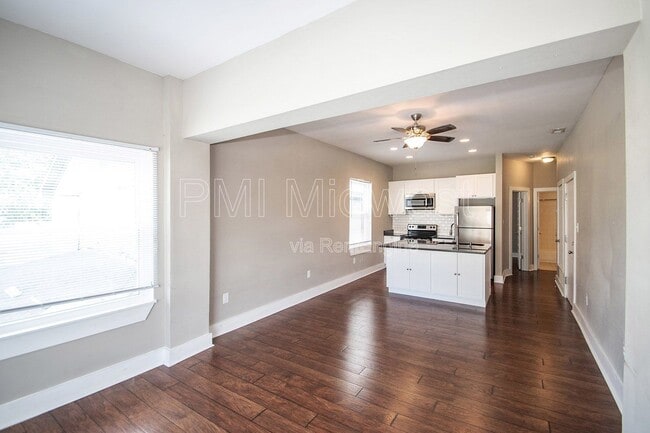 Photo - 2029 N College Ave Unidad B