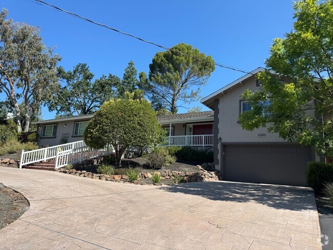 Building Photo - Gorgeous updated single level home in S.Wa...