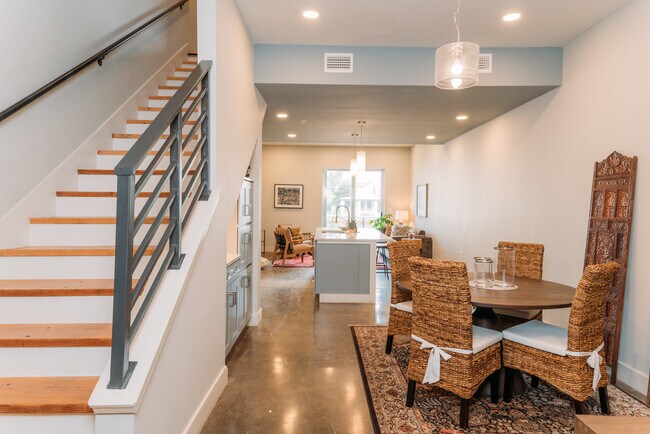 Building Photo - 210 W Peden Alley Unit 112