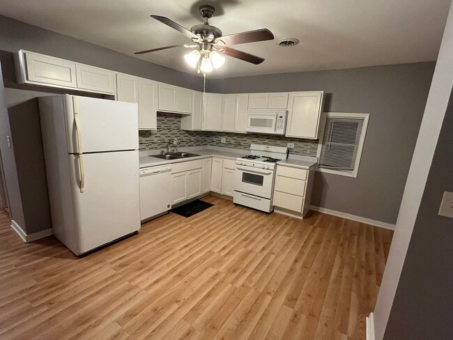 Photo - 1042 W Goodenow Rd Unit 2