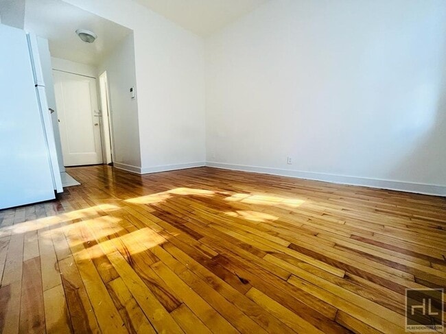 East 61 Street - East 61 Street Apartment Unit 2A