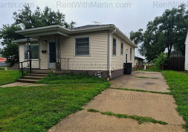 Building Photo - 413 Hope Ave