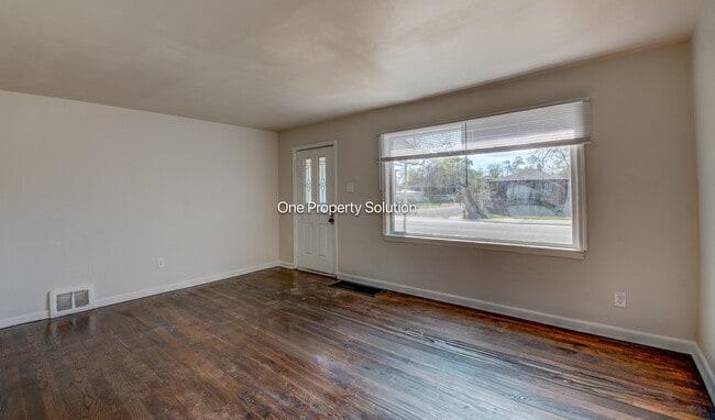 Photo - 2561 Harrison St