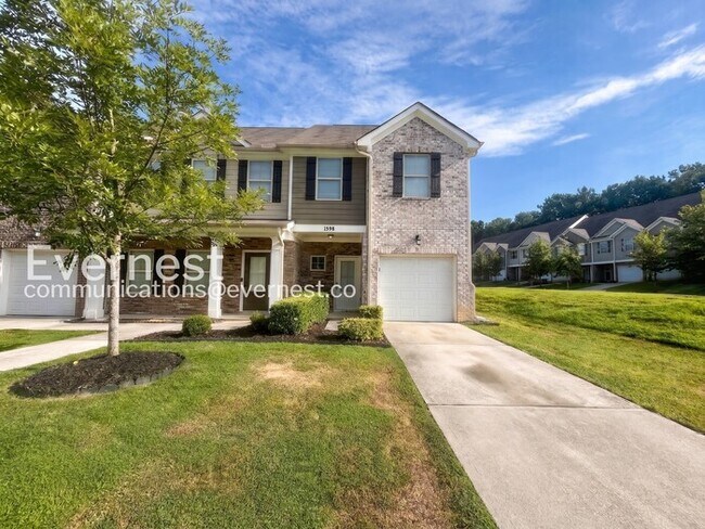 Building Photo - 3 Bed/2.5 Bath Town Home with Garage / Pet-Friendly / Available Now!