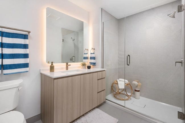 Photo - 565 S Damen Ave