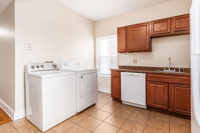 Photo - 1371 Summit St Unit C