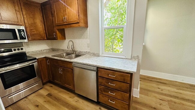 Building Photo - Gorgeous newly renovated 2 bedroom 1 bathroom! Unit 1 - 822