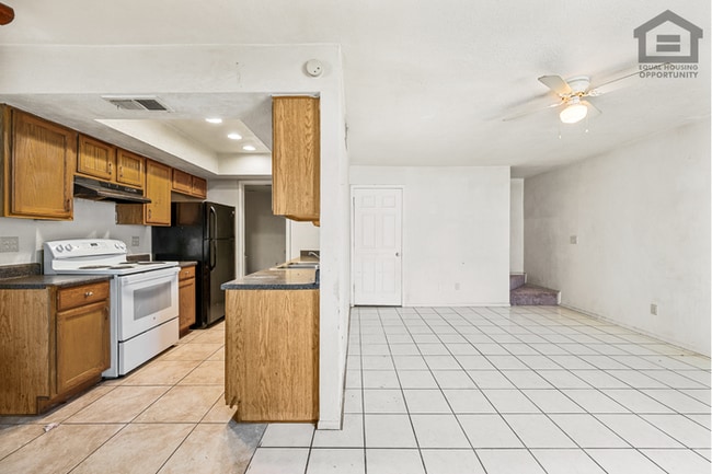Building Photo - 2Bed/1.5Bath Ground Floor Townhouse at Glendale Ave/27th Ave! Ready for Immediate Move-In! -- GAR...